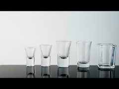 둥근 모양 과 구성 을 가진 작은 술잔